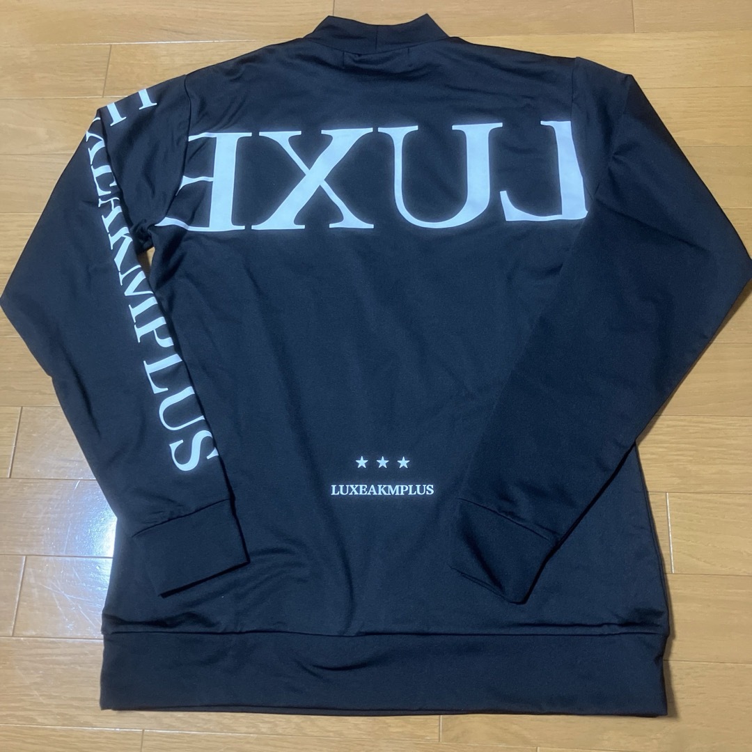 AKM(エイケイエム)の【LUXEAKMPLUS】 ビッグバックロゴ ストレッチ モックネック長袖シャツ メンズのトップス(Tシャツ/カットソー(七分/長袖))の商品写真