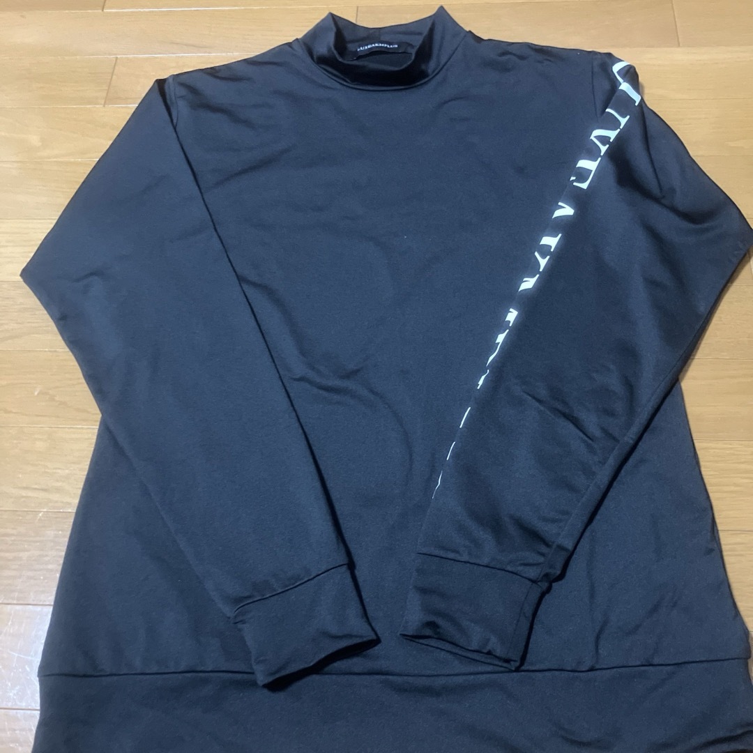 AKM(エイケイエム)の【LUXEAKMPLUS】 ビッグバックロゴ ストレッチ モックネック長袖シャツ メンズのトップス(Tシャツ/カットソー(七分/長袖))の商品写真