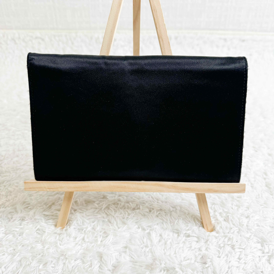 Yves Saint Laurent(イヴサンローラン)のイヴサンローラン　クラッチバッグ　サテン　カサンドラ　ロゴ金具　黒金 レディースのバッグ(クラッチバッグ)の商品写真