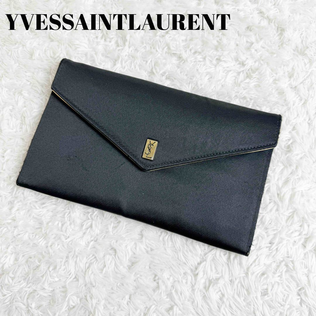Yves Saint Laurent(イヴサンローラン)のイヴサンローラン　クラッチバッグ　サテン　カサンドラ　ロゴ金具　黒金 レディースのバッグ(クラッチバッグ)の商品写真