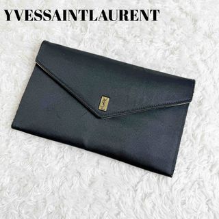 イヴサンローラン(Yves Saint Laurent)のイヴサンローラン　クラッチバッグ　サテン　カサンドラ　ロゴ金具　黒金(クラッチバッグ)