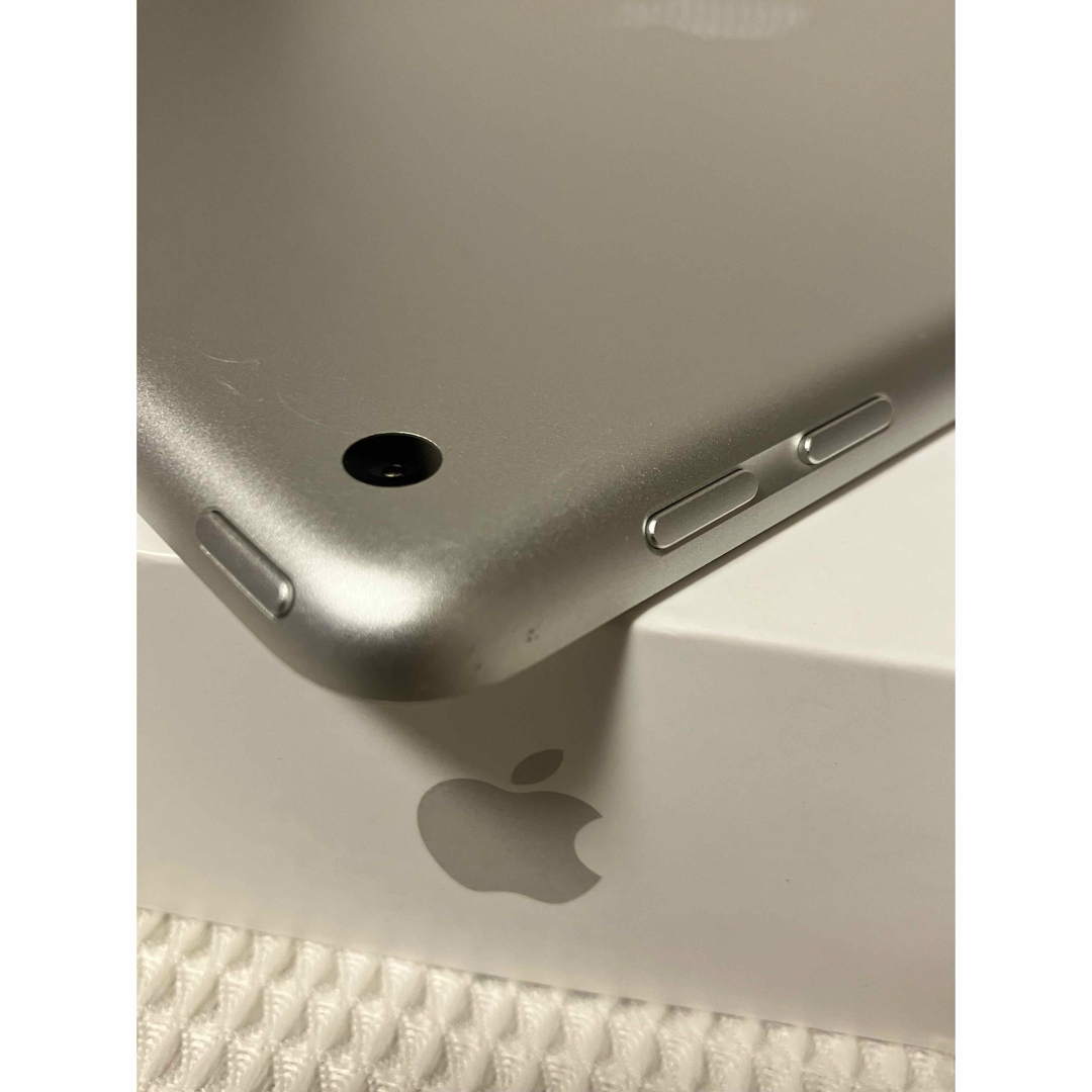 Apple(アップル)のiPad 第5世代 WiFi 32GB シルバー BT88.5% スマホ/家電/カメラのPC/タブレット(タブレット)の商品写真