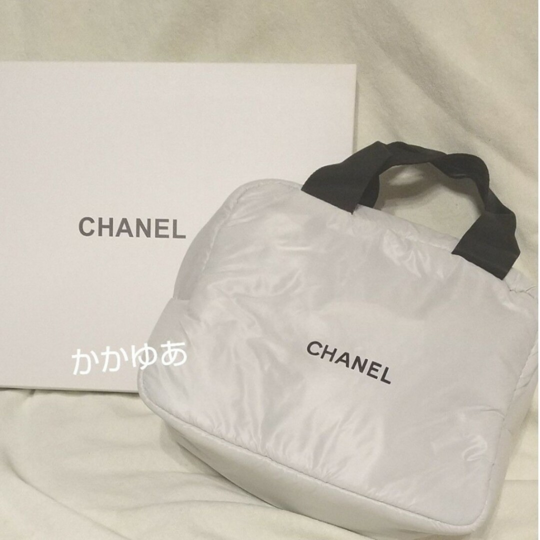 CHANEL(シャネル)のCHANEL コスメバック（ポーチ）白 レディースのファッション小物(ポーチ)の商品写真