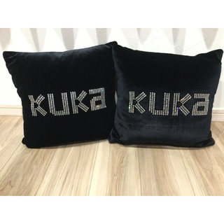 KUKA クッション　新品未使用　ベロア生地　高級感　2個セット　ラインストーン(クッション)