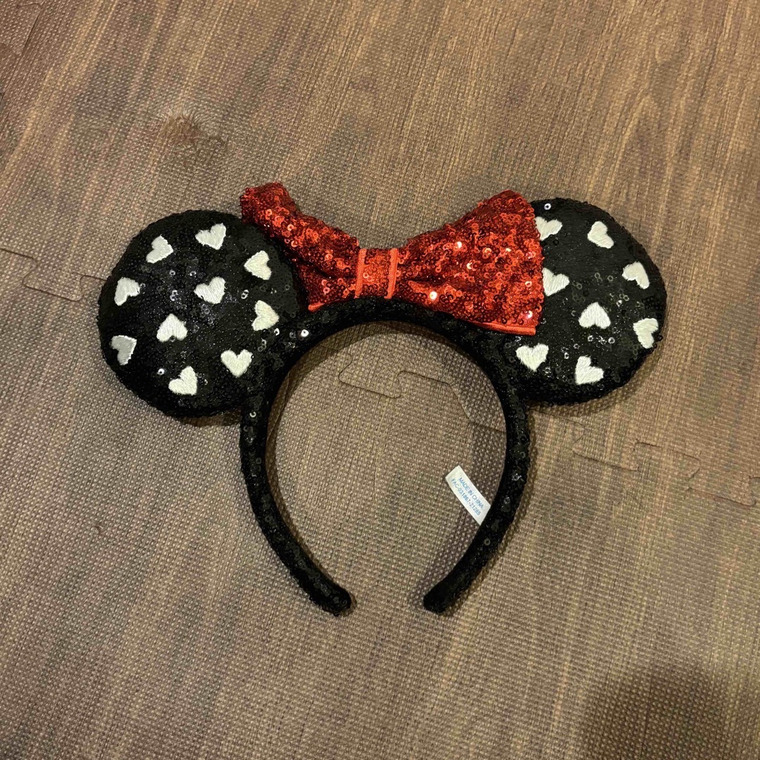 Disney(ディズニー)のカチューシャ ディズニー ミニー ハート スパンコール 黒 赤 レディースのヘアアクセサリー(カチューシャ)の商品写真