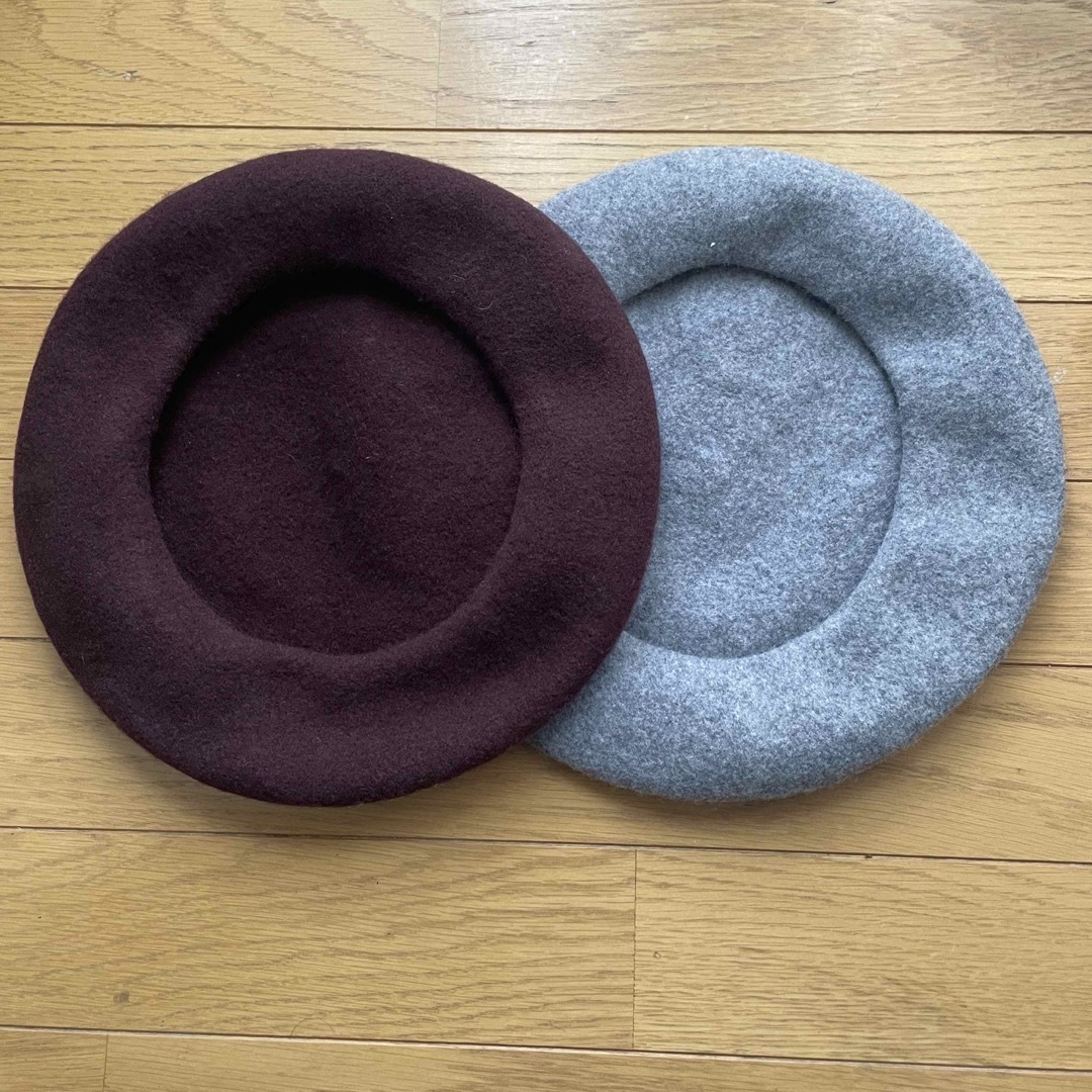 UNIQLO(ユニクロ)のユニクロ　ベレー帽　2個セット　グレー　バーガンディー レディースの帽子(ハンチング/ベレー帽)の商品写真