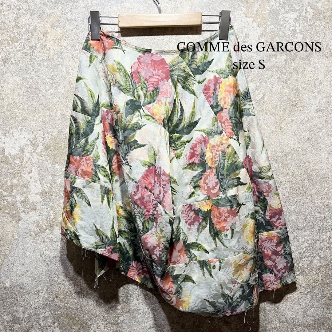 COMME des GARCONS(コムデギャルソン)のCOMME des GARCONS アシンメトリー 立体裁断 花柄スカート レディースのスカート(ひざ丈スカート)の商品写真
