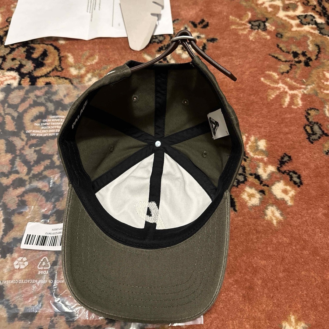 PALACE(パレス)の【新品】palace 革ベルト パレス cap 『Pロゴ』キャップ Olive メンズの帽子(キャップ)の商品写真