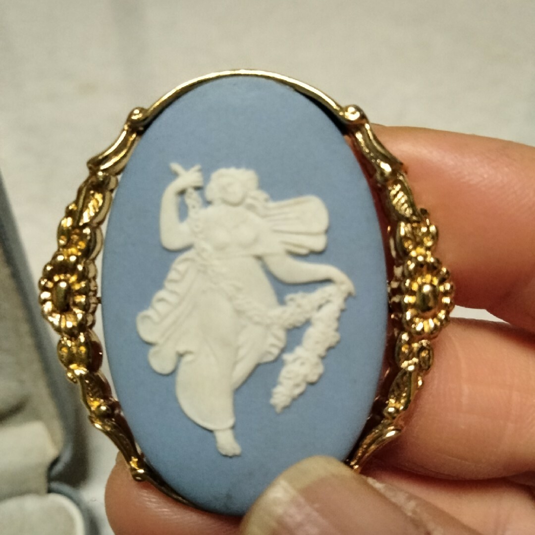 WEDGWOOD(ウェッジウッド)のWedgwoodネックレスペンダントトップ　ゴールドカメオ水色　週末お値下げ レディースのアクセサリー(ネックレス)の商品写真