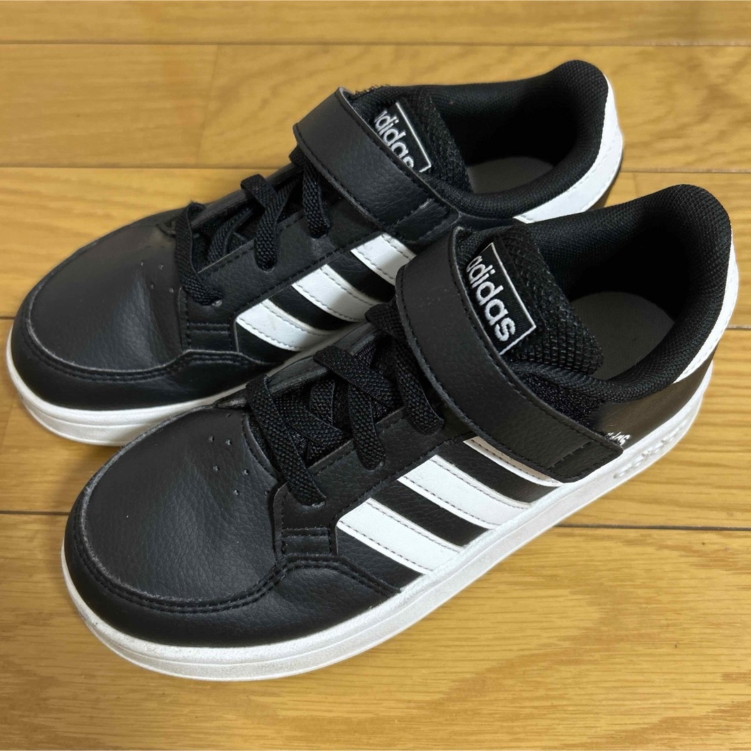 adidas(アディダス)のadidas アディダス スニーカー 19㎝ キッズスニーカー キッズ/ベビー/マタニティのキッズ靴/シューズ(15cm~)(スニーカー)の商品写真