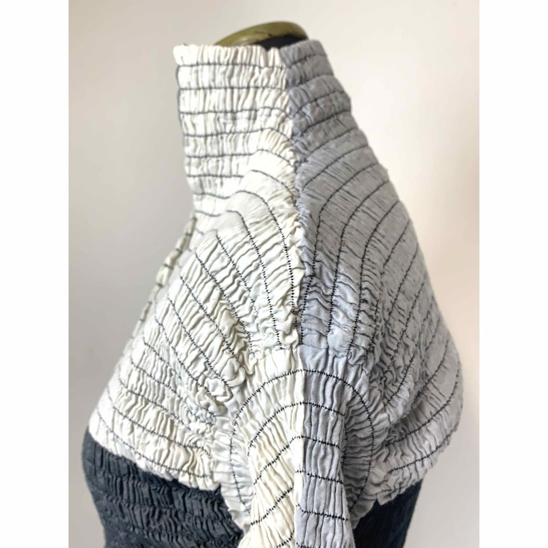 ISSEY MIYAKE(イッセイミヤケ)の【美品】ISSEY MIYAKE モノトーン　ジャケット　プリーツ　サイズ2 レディースのジャケット/アウター(その他)の商品写真