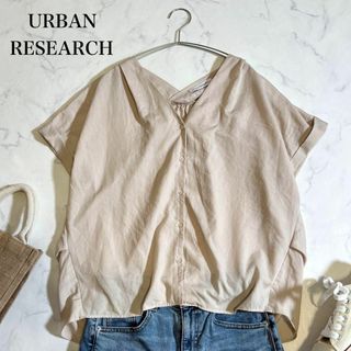 アーバンリサーチ(URBAN RESEARCH)のURBAN RESEARCH Vネックシャツ　ブラウス　ボックス　ピンクベージュ(シャツ/ブラウス(半袖/袖なし))