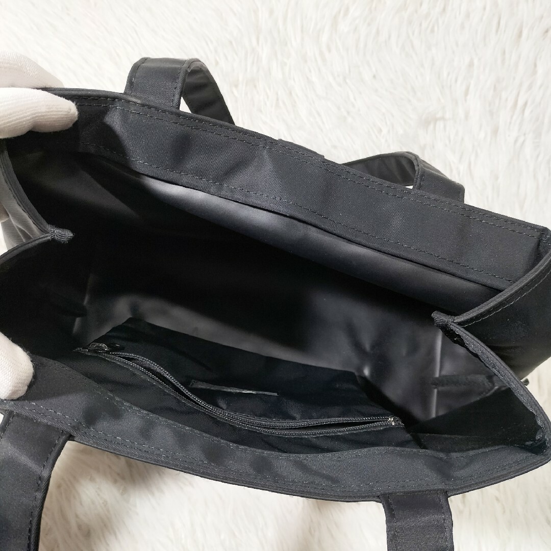 agnes b.(アニエスベー)のagnds b. トートバッグ メタルロゴプレート ブラック 通勤  内ポケット レディースのバッグ(トートバッグ)の商品写真