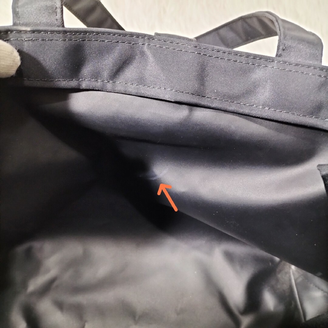 agnes b.(アニエスベー)のagnds b. トートバッグ メタルロゴプレート ブラック 通勤  内ポケット レディースのバッグ(トートバッグ)の商品写真