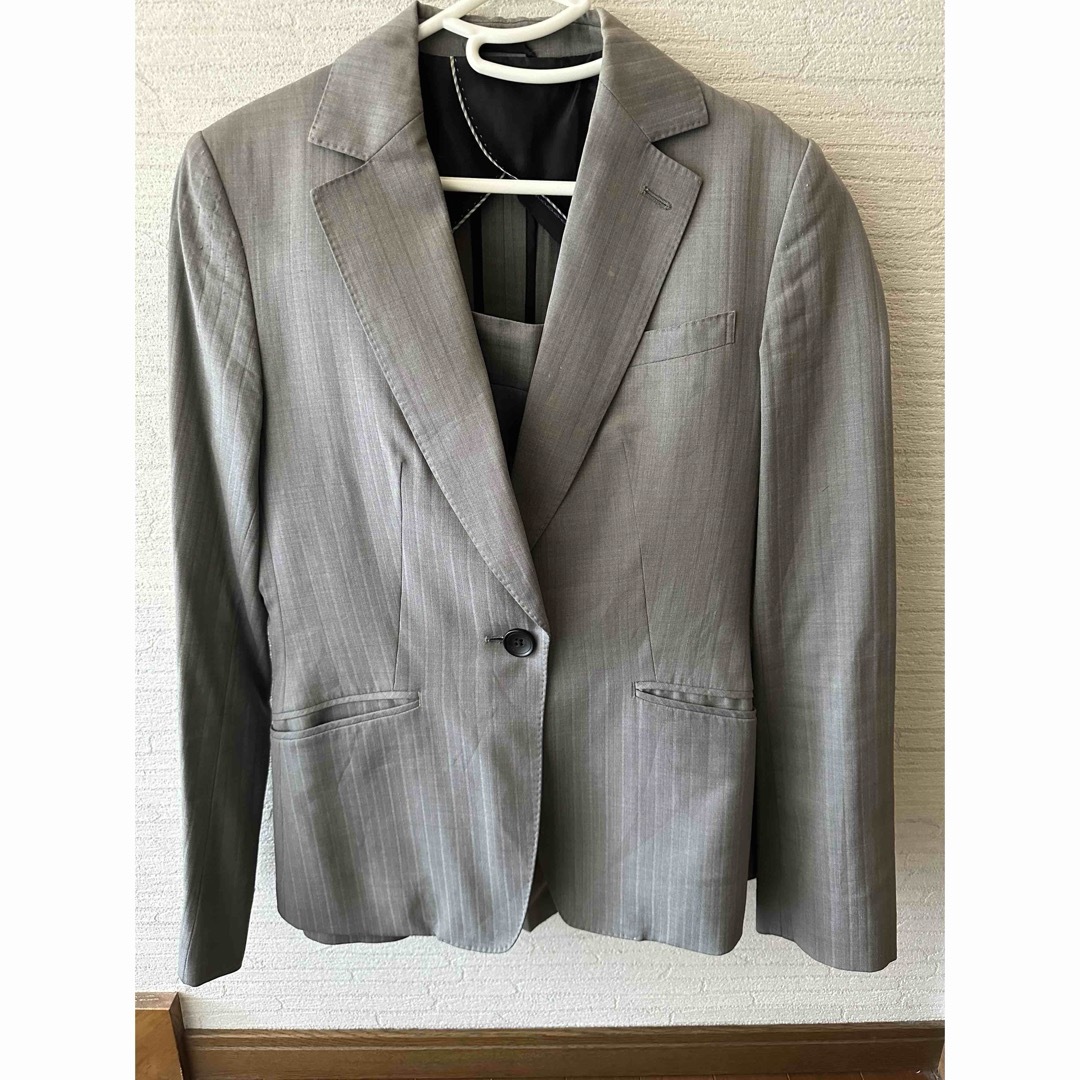 青山のグレーのスカートスーツ レディースのフォーマル/ドレス(スーツ)の商品写真