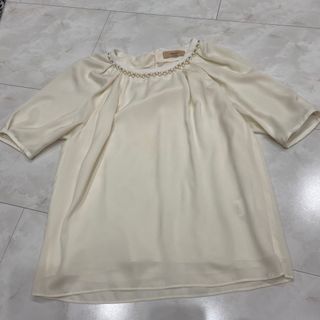 マーリエパーエフデ(Maglie par ef-de)のマーリエパーエフデ　パールビジューとろみブラウス(シャツ/ブラウス(半袖/袖なし))