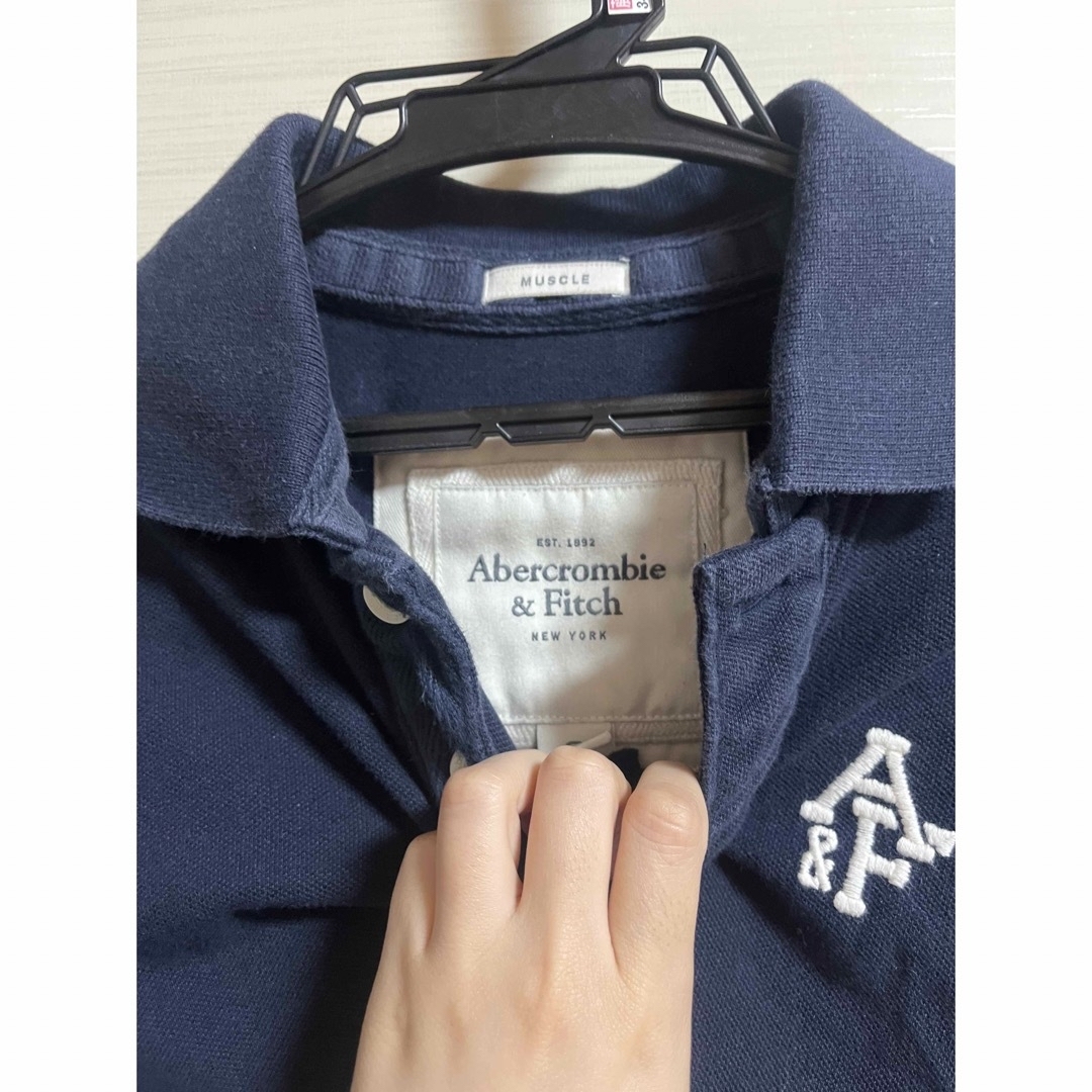 Abercrombie&Fitch(アバクロンビーアンドフィッチ)のAbercrombie & Fitch・紺・ポロシャツ・Yシャツ レディースのトップス(ポロシャツ)の商品写真