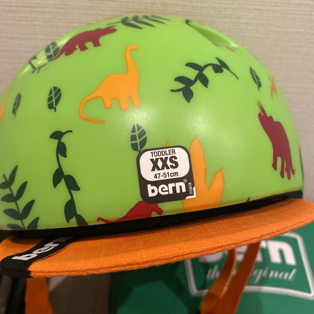 bern(バーン)の【美品】bern 子供用、ベビーヘ、キッズ用　恐竜のヘルメット正規品　 自動車/バイクのバイク(ヘルメット/シールド)の商品写真