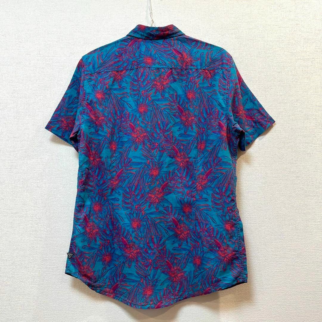 GUESS(ゲス)の【美品】GUESS (ゲス) ボタニカル柄 ブルー×ピンク 麻ボタンダウンシャツ メンズのトップス(シャツ)の商品写真