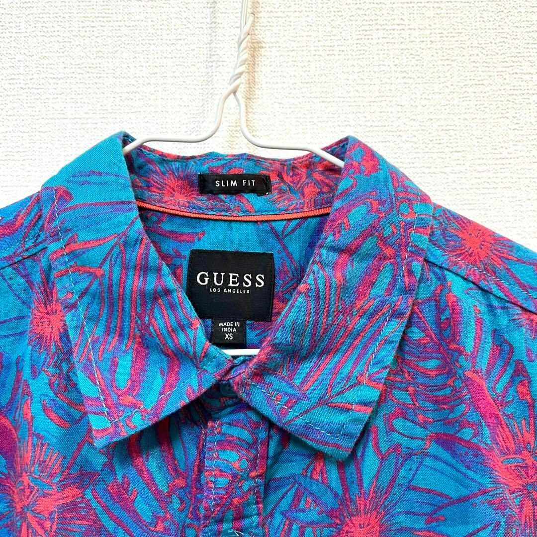 GUESS(ゲス)の【美品】GUESS (ゲス) ボタニカル柄 ブルー×ピンク 麻ボタンダウンシャツ メンズのトップス(シャツ)の商品写真