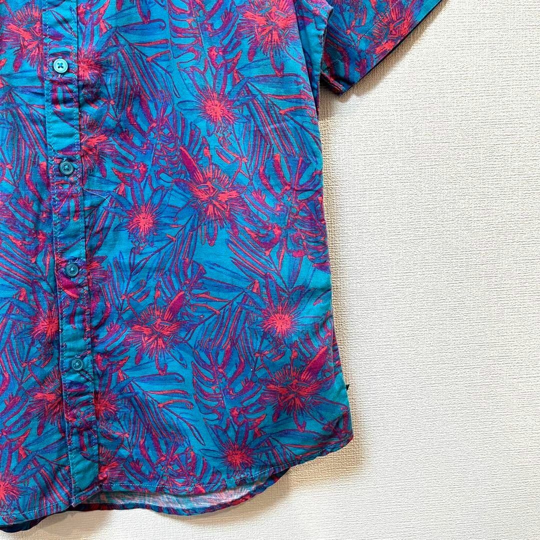 GUESS(ゲス)の【美品】GUESS (ゲス) ボタニカル柄 ブルー×ピンク 麻ボタンダウンシャツ メンズのトップス(シャツ)の商品写真