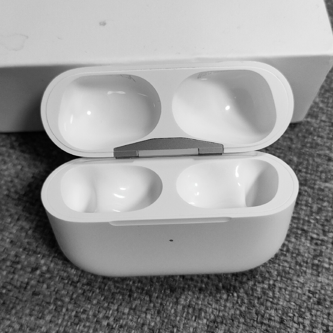 Apple(アップル)のApple AirPods Pro 充電ケースのみ 423 スマホ/家電/カメラのオーディオ機器(ヘッドフォン/イヤフォン)の商品写真