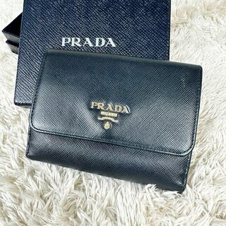 プラダ(PRADA)の【人気】プラダ 三つ折り財布 ブラック サフィアーノ ゴールドロゴ ユニセックス(財布)