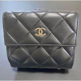 シャネル(CHANEL)の【美品】CHANEL  シャネル 二つ折り財布 ラムスキン ブラック(財布)