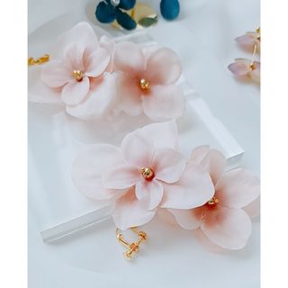 【再販】フラワー ピンク ピアス イヤリング ブライダル 花びら ハンドメイド(ピアス)