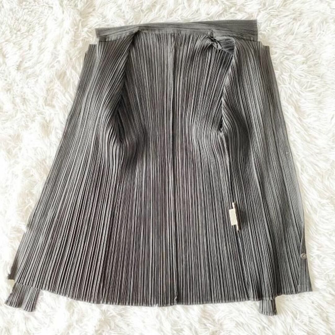 PLEATS PLEASE ISSEY MIYAKE(プリーツプリーズイッセイミヤケ)の美品 プリーツプリーズ イッセイミヤケ ブラウス 3 L 伸縮性 黒 ボタン レディースのトップス(シャツ/ブラウス(長袖/七分))の商品写真