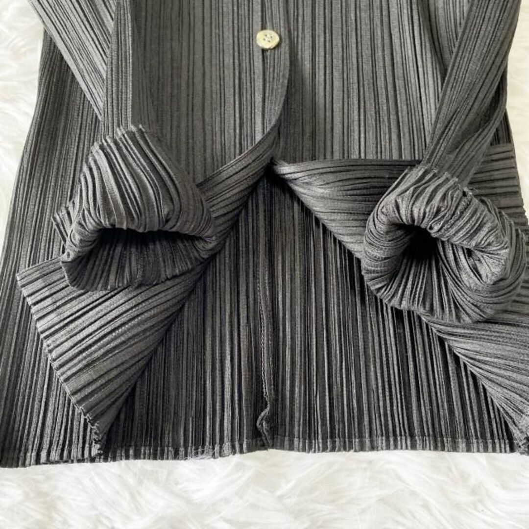 PLEATS PLEASE ISSEY MIYAKE(プリーツプリーズイッセイミヤケ)の美品 プリーツプリーズ イッセイミヤケ ブラウス 3 L 伸縮性 黒 ボタン レディースのトップス(シャツ/ブラウス(長袖/七分))の商品写真