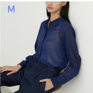 ユニクロ(UNIQLO)のUNIQLO コットンシアーシャツ ブルー Ｍ レディース(シャツ/ブラウス(長袖/七分))