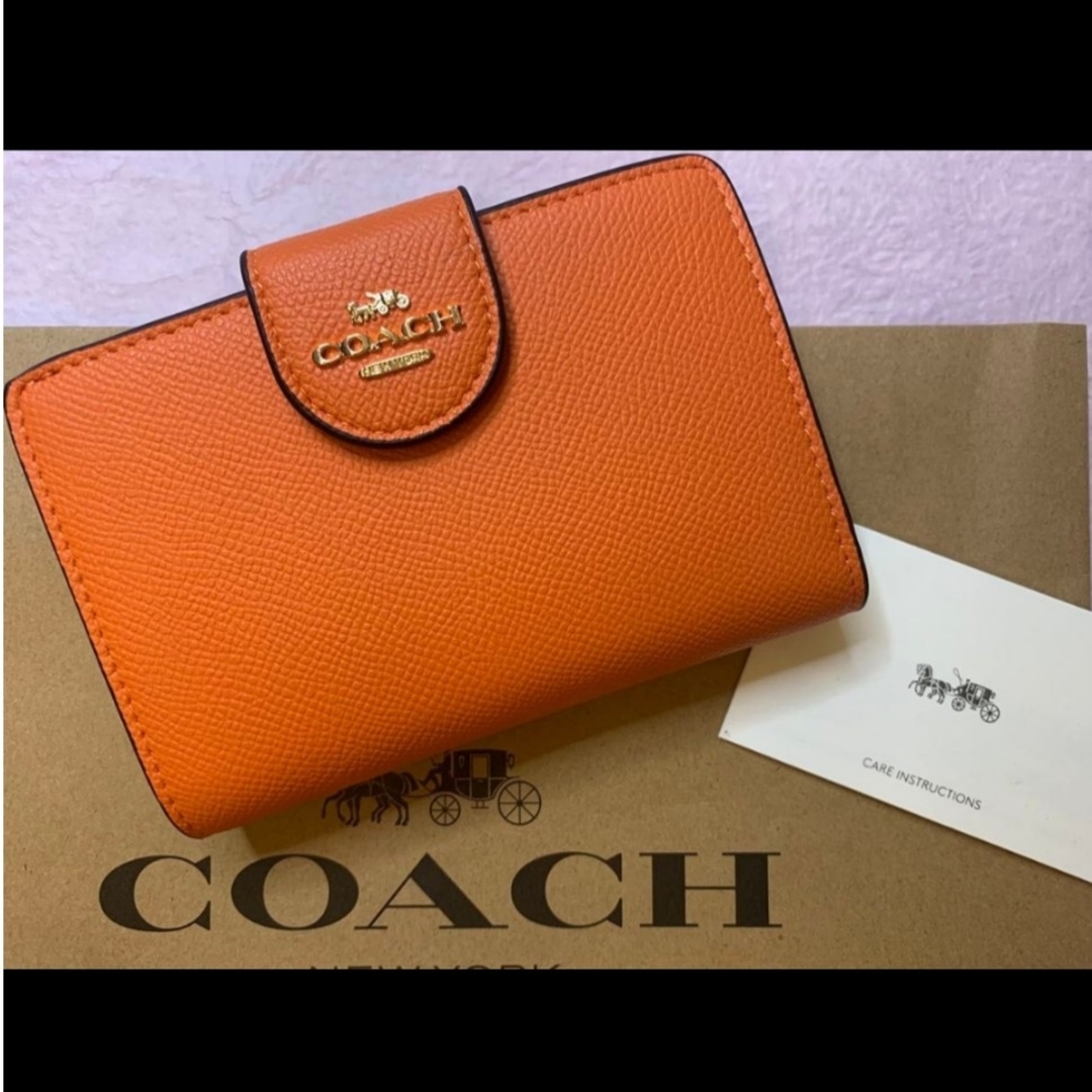 COACH(コーチ)の新品　COACH　二つ折り財布　小銭入れ有　オレンジ　レザー　ワンポイント レディースのファッション小物(財布)の商品写真