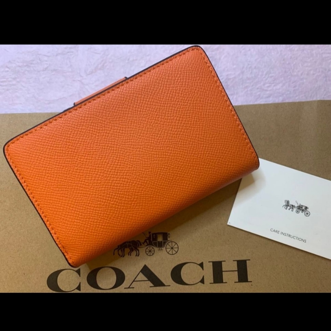 COACH(コーチ)の新品　COACH　二つ折り財布　小銭入れ有　オレンジ　レザー　ワンポイント レディースのファッション小物(財布)の商品写真