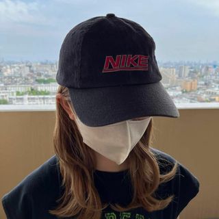 ナイキ(NIKE)のナイキ ビッグ刺繍ロゴ キャップ 帽子 ブラック黒赤 細畝コーデュロイ 古着(キャップ)