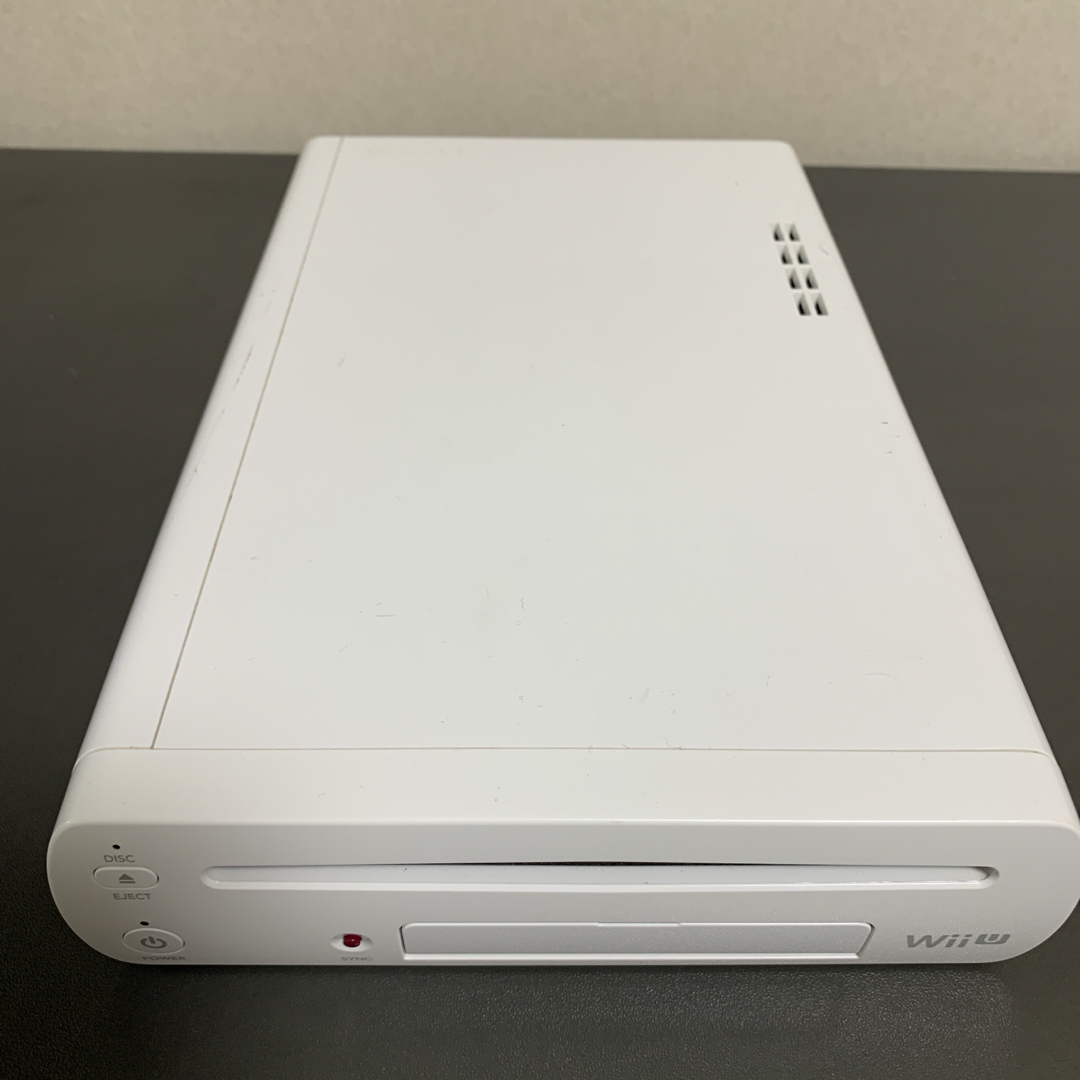 任天堂(ニンテンドウ)のNintendo Wii U 8GB SHIRO 本体のみ エンタメ/ホビーのゲームソフト/ゲーム機本体(家庭用ゲーム機本体)の商品写真