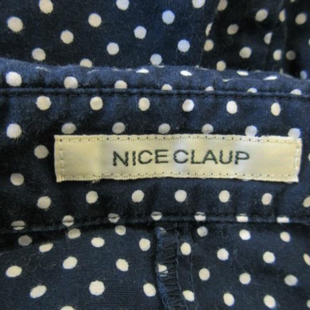 NICE CLAUP(ナイスクラップ)のナイスクラップ ドット柄長袖シャツ ギャザー 紺 231024AO1R レディースのトップス(シャツ/ブラウス(長袖/七分))の商品写真