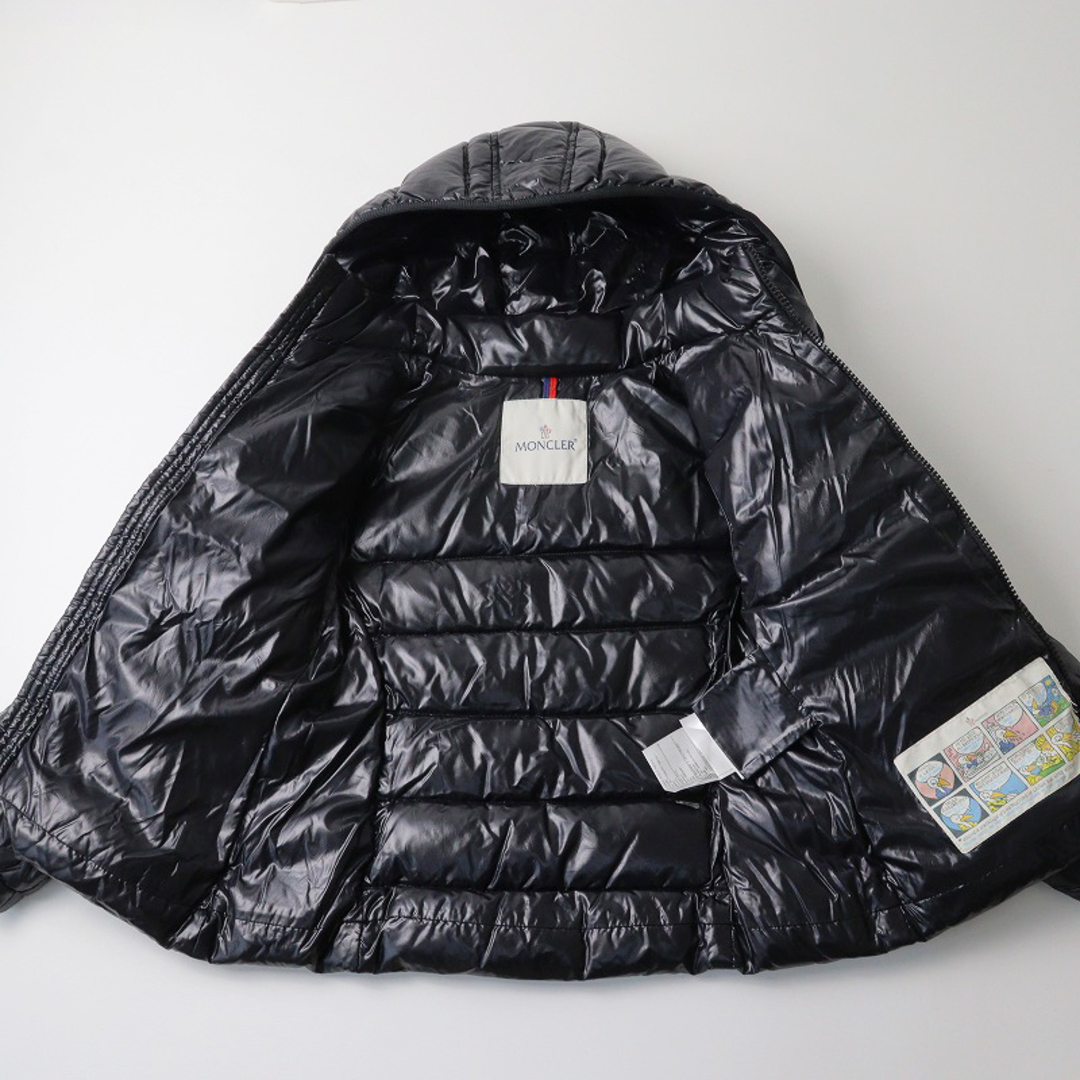 MONCLER(モンクレール)の子供服 キッズ JPタグ モンクレール MONCLER MAYA マヤ チビワッペン付き フードダウンジャケット 116cm//ブラック nero【2400013754446】 メンズのジャケット/アウター(ダウンジャケット)の商品写真