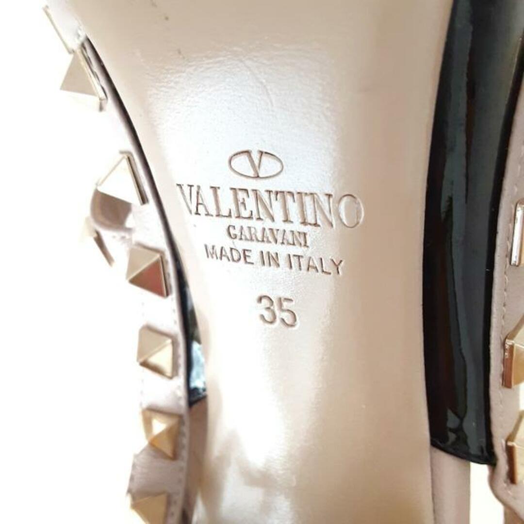 valentino garavani(ヴァレンティノガラヴァーニ)のVALENTINOGARAVANI(バレンチノガラバーニ) サンダル 35 レディース - 黒×ベージュ スタッズ/アウトソール張替済 レザー レディースの靴/シューズ(サンダル)の商品写真