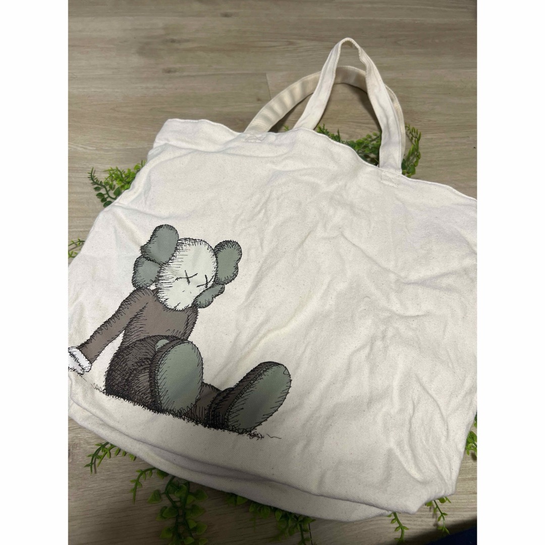 UNIQLO(ユニクロ)の完売品！KAWS x Uniqlo Holiday Tote Bag コラボ メンズのバッグ(トートバッグ)の商品写真