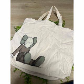 ユニクロ(UNIQLO)の完売品！KAWS x Uniqlo Holiday Tote Bag コラボ(トートバッグ)