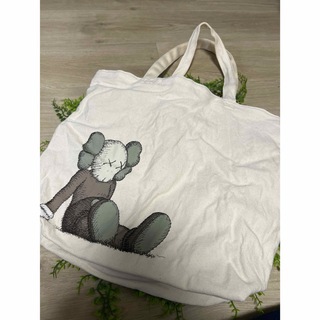 KAWS トートバック　春　UNIQLO コラボ