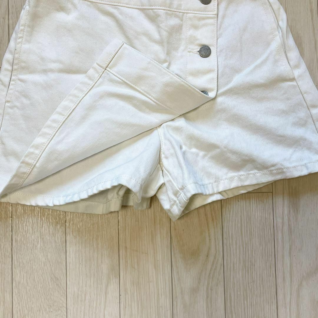 GU(ジーユー)のGU デニムラップショーツ 白 Sサイズ オンライン限定品 レディースのスカート(その他)の商品写真