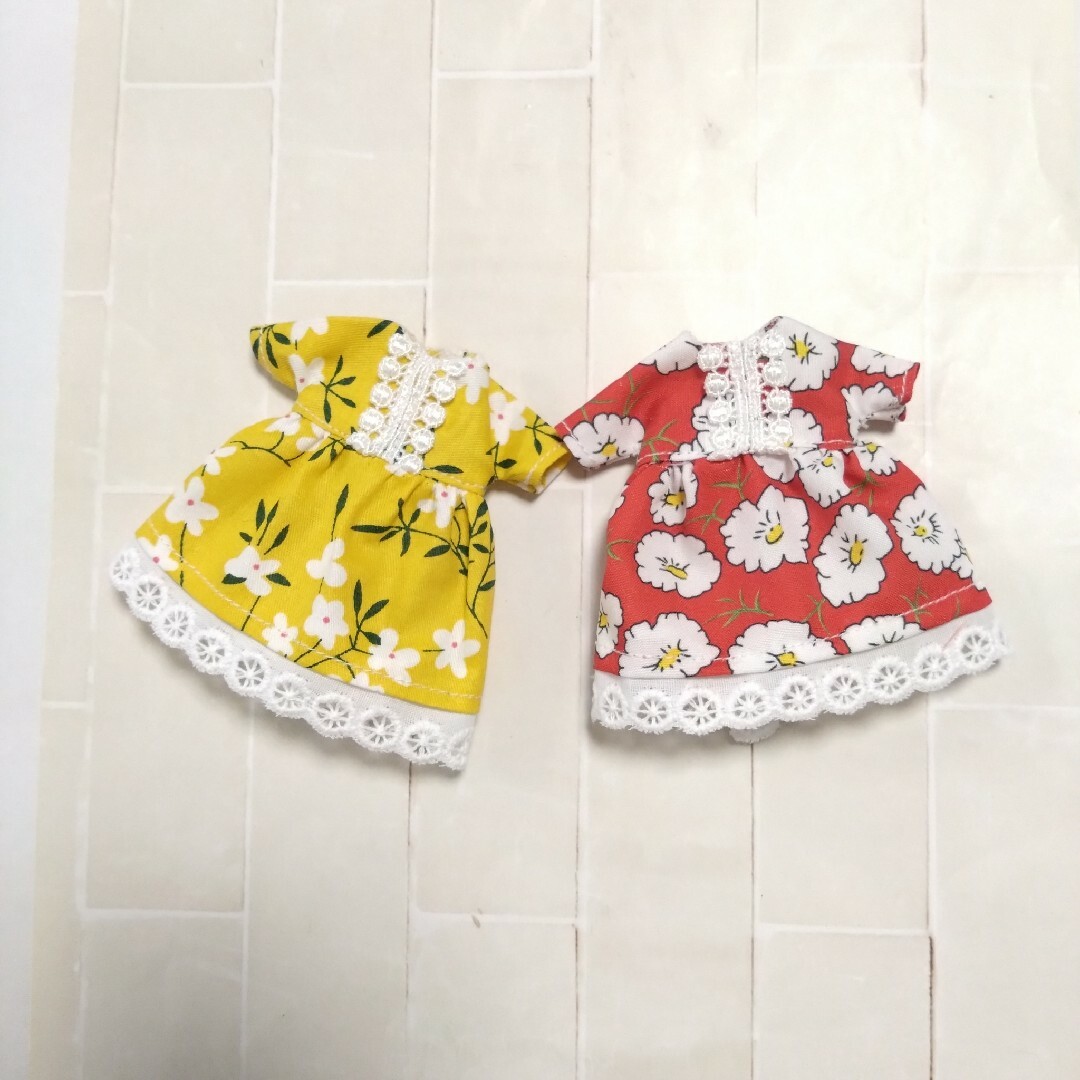 ミキちゃんマキちゃん　服セット　長袖ワンピース（赤黄花柄） ハンドメイドのぬいぐるみ/人形(その他)の商品写真