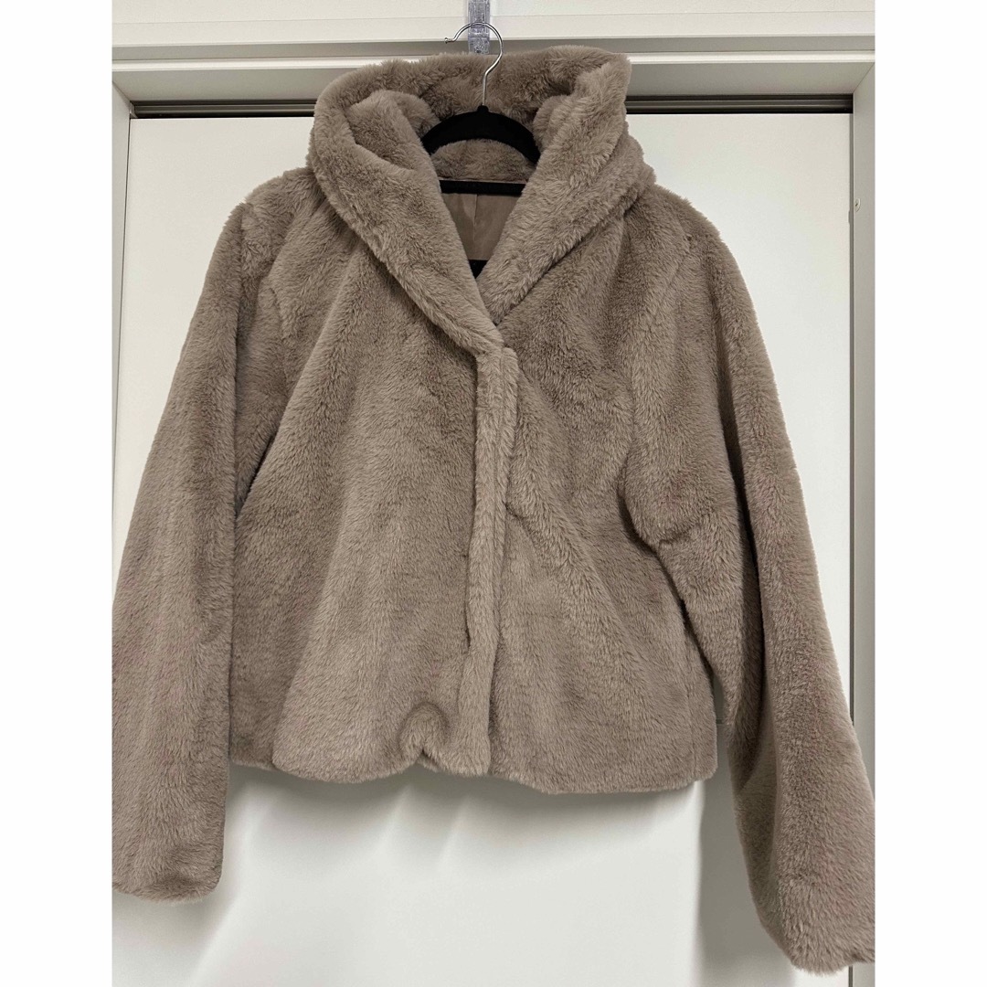 GRL(グレイル)のGRL フード付き　ファーコート　モカ レディースのジャケット/アウター(毛皮/ファーコート)の商品写真