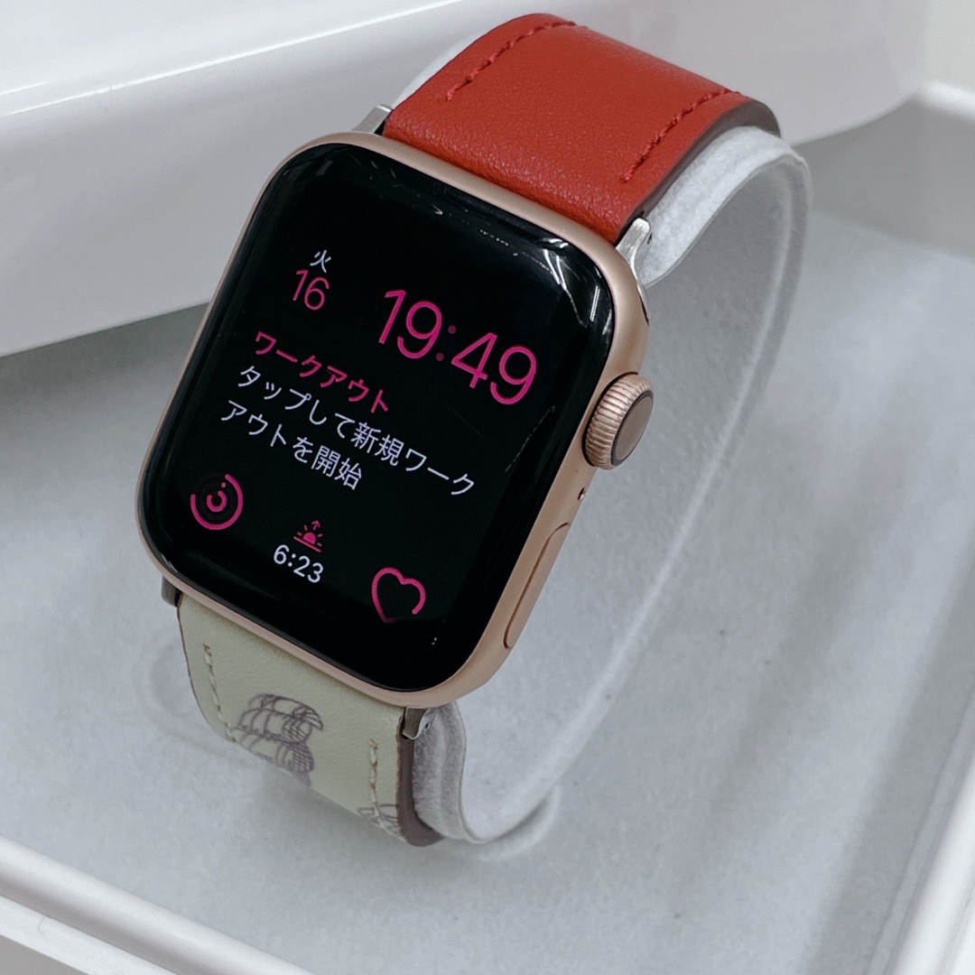 Apple Watch(アップルウォッチ)のApple Watch 本体 ゴールド 40mm シリーズ4 アップルウォッチ スマホ/家電/カメラのスマートフォン/携帯電話(その他)の商品写真