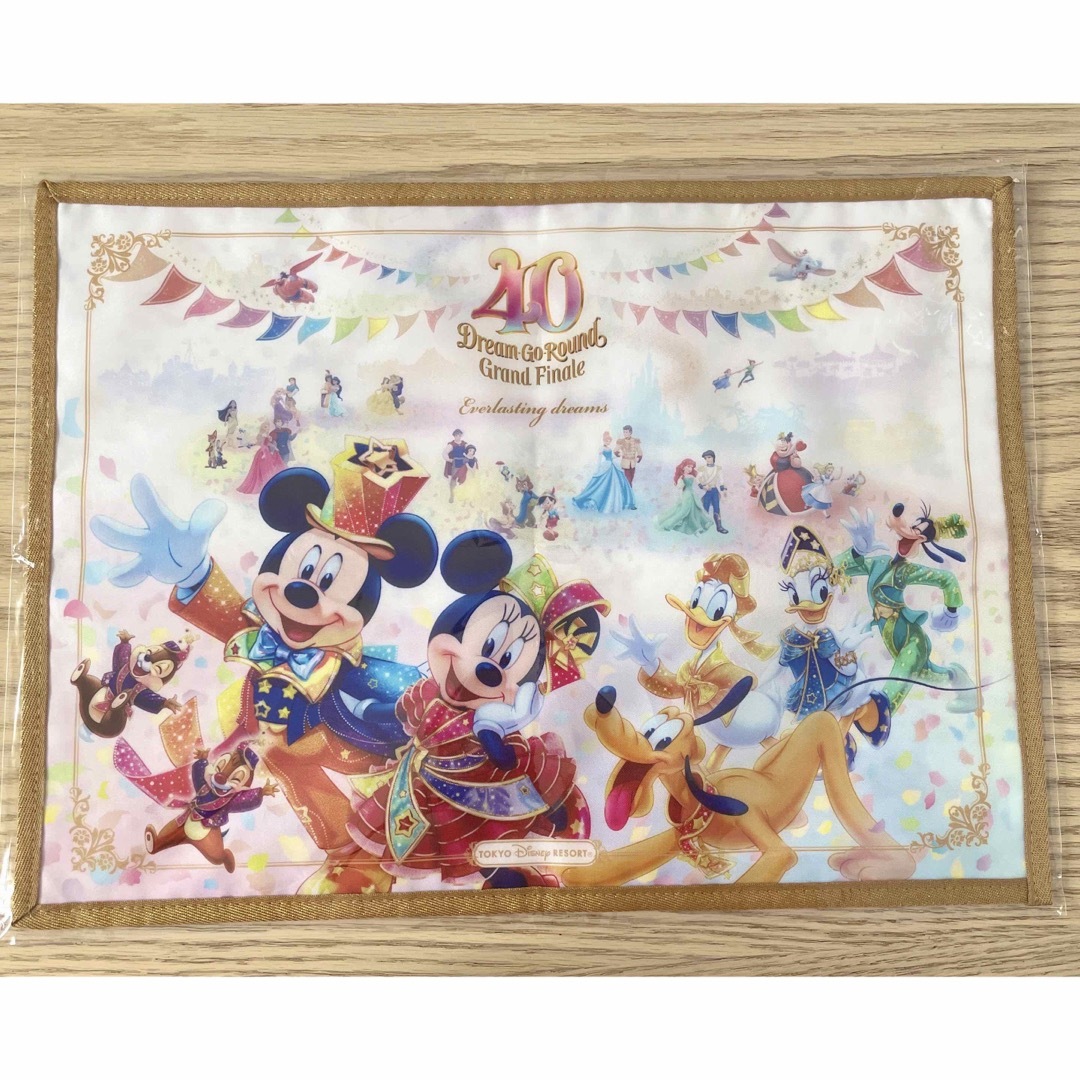 Disney(ディズニー)の[新品未使用]ディズニーランド40周年 スーベニアランチョンマット エンタメ/ホビーのおもちゃ/ぬいぐるみ(キャラクターグッズ)の商品写真