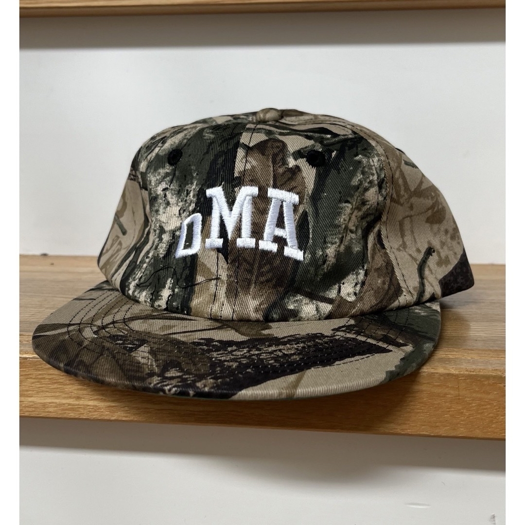 Supreme(シュプリーム)のoMA MINI ARCH LOGO HAT (SAND CAMO) キャップ メンズの帽子(キャップ)の商品写真