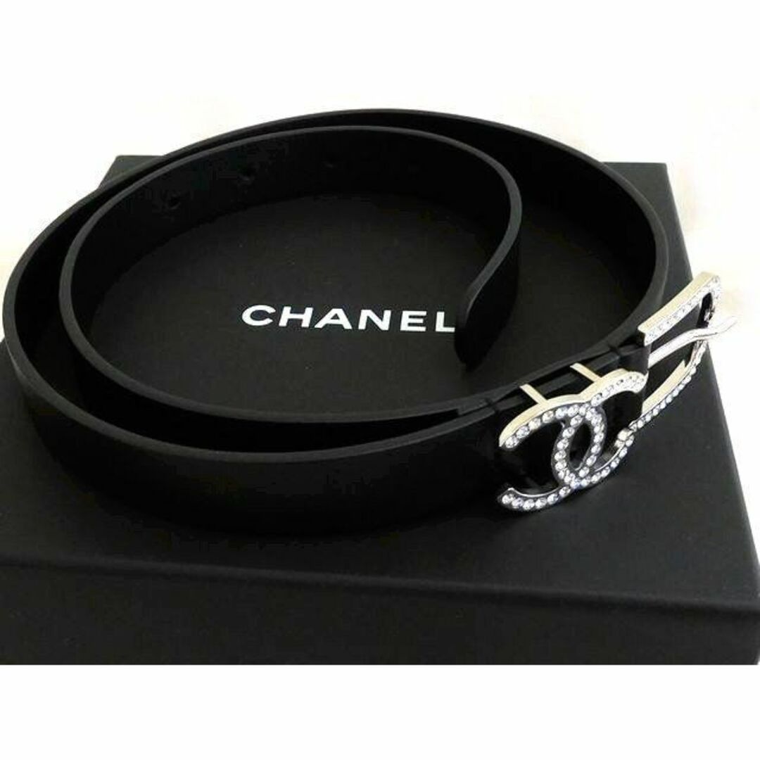 CHANEL(シャネル)の未使用 シャネル ベルト ■ 75cm ココマーク B20S ブラック×シルバー レディース CHANEL 新品□5K6A イ1000 レディースのファッション小物(ベルト)の商品写真