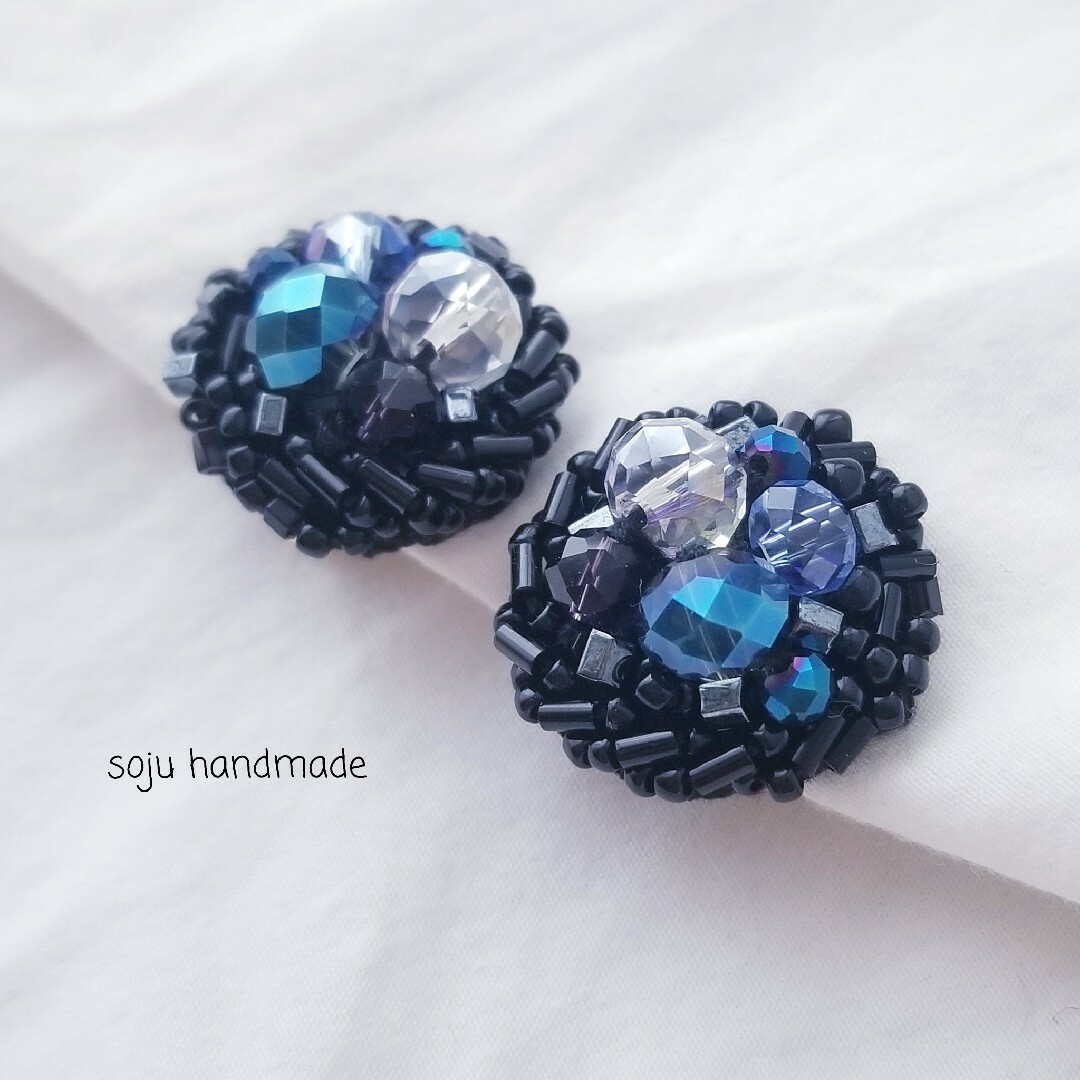 ブルー×ブラックイヤリング　ビーズ刺繍　イヤリング ハンドメイドのアクセサリー(イヤリング)の商品写真